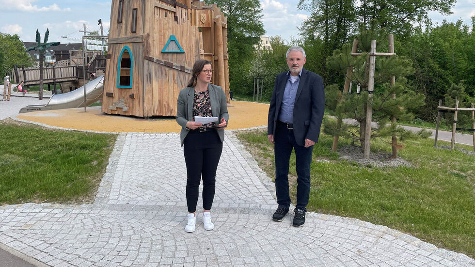 Baubürgermeisterin Silvia Queck-Hänel und Gartenamtsleiter Jörg Voigtsberger bei der offiziellen Eröffnung der attraktiven Anlage Baubürgermeisterin Silvia Queck-Hänel und Gartenamtsleiter Jörg Voigtsberger bei der offiziellen Eröffnung der attraktiven Anlage