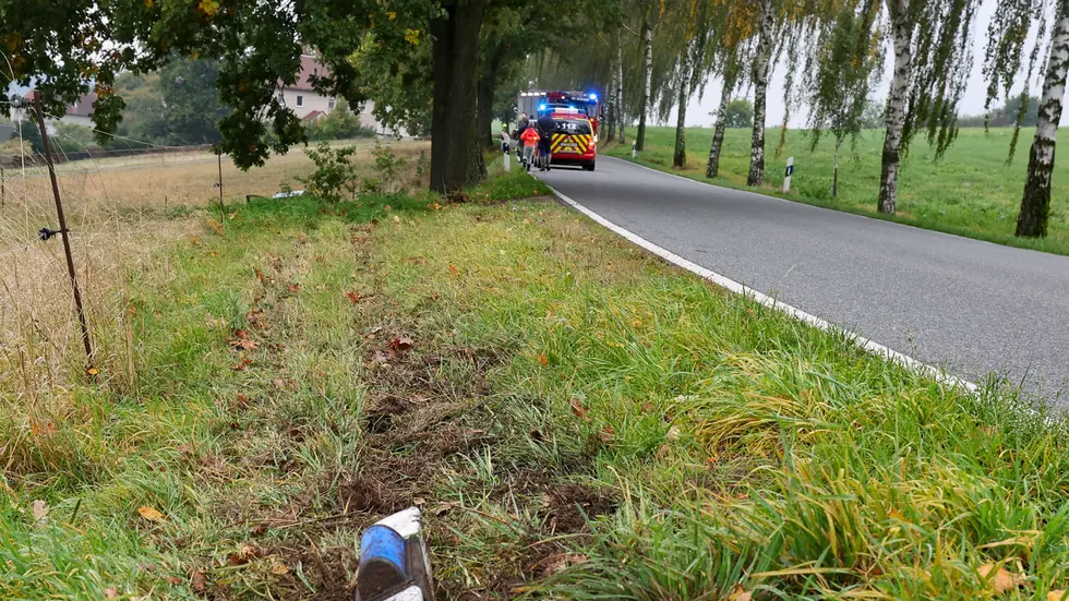 Der Fahrer hatte Glück, dass kein Straßenbaum im Weg stand. Der Fahrer hatte Glück, dass kein Straßenbaum im Weg stand.