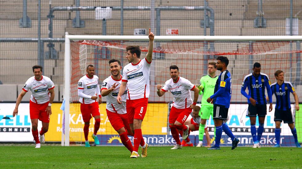 Torschütze Leon Jensen bejubelt das 1:0 