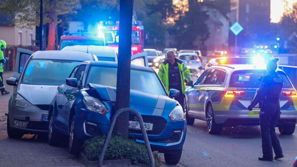 Der Caddy hat zwei geparkte Autos aufeinander geschoben. Der Caddy hat zwei geparkte Autos aufeinander geschoben.