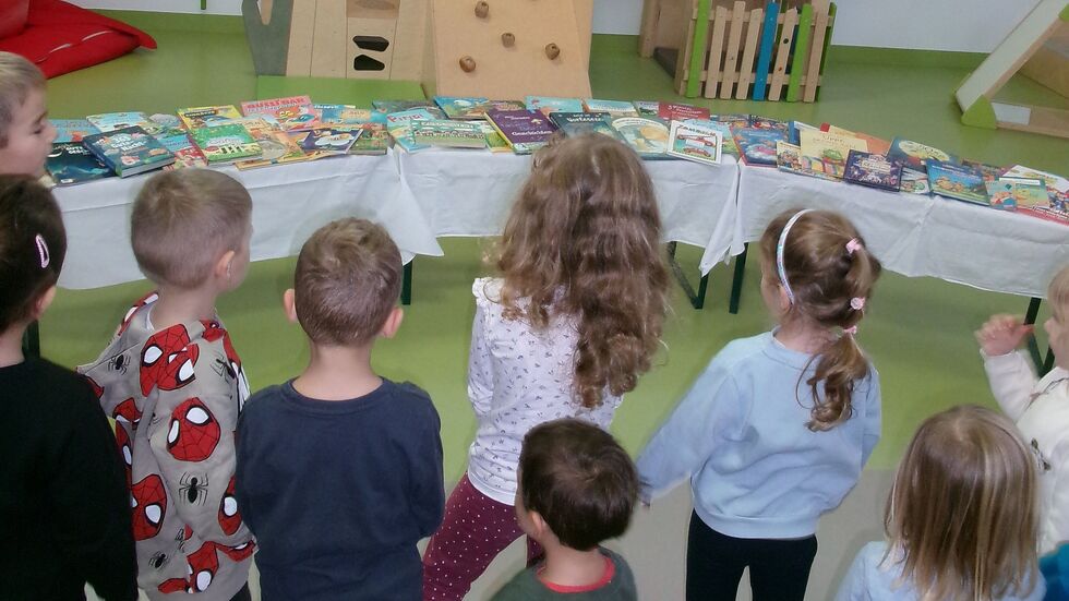 Bei einem Bücherbasar konnten sich die Kinder ein "neues" Buch aussuchen. 