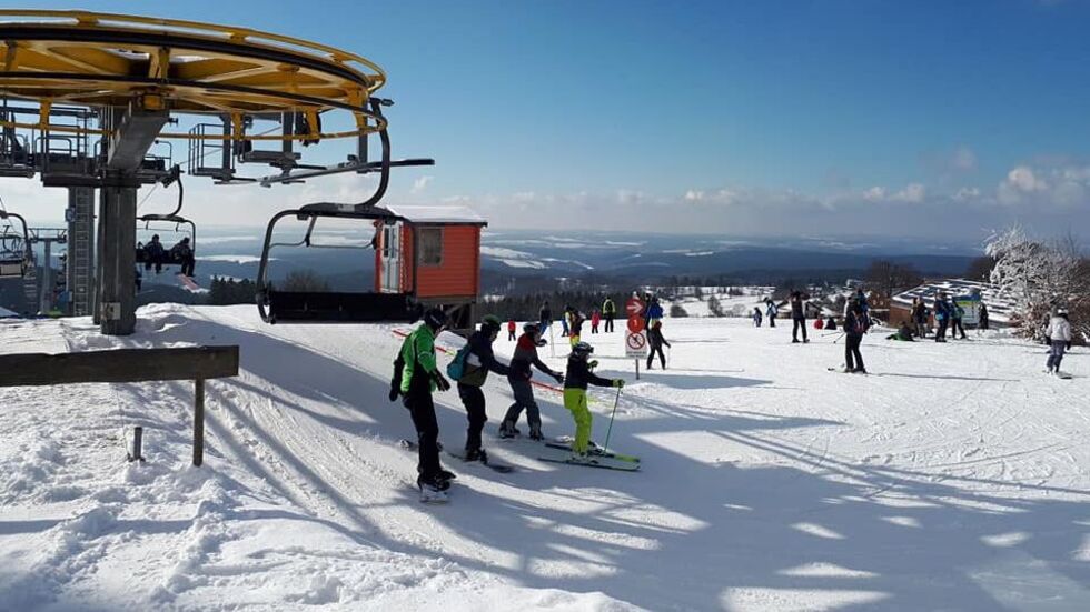 Der Vierer-Sessellift befördert ab heute auch wieder Wintersportler auf den Berg. 