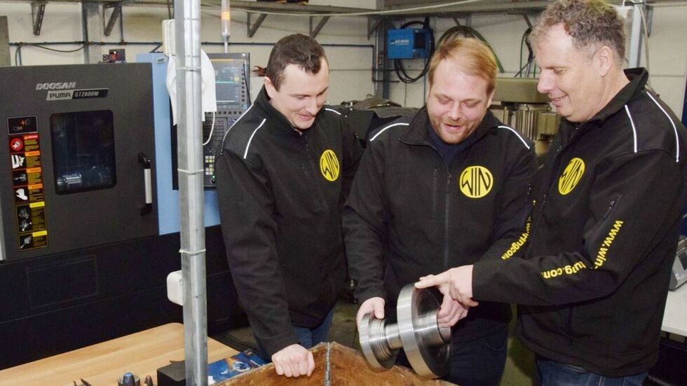 Tony Friedrich, Martin Leistner und Swen Schindler (v.l.) besprechen Verfahren zur Produktion der Dreh- und Frästeile.