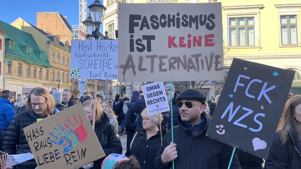 Sie demonstrieren gegen Rechtsextremismus und für Demokratie.