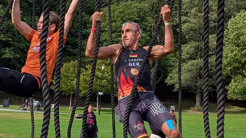 Jörg Eißmann am „Rope rig“ Hindernis bei der OCR-WM in Göteborg.