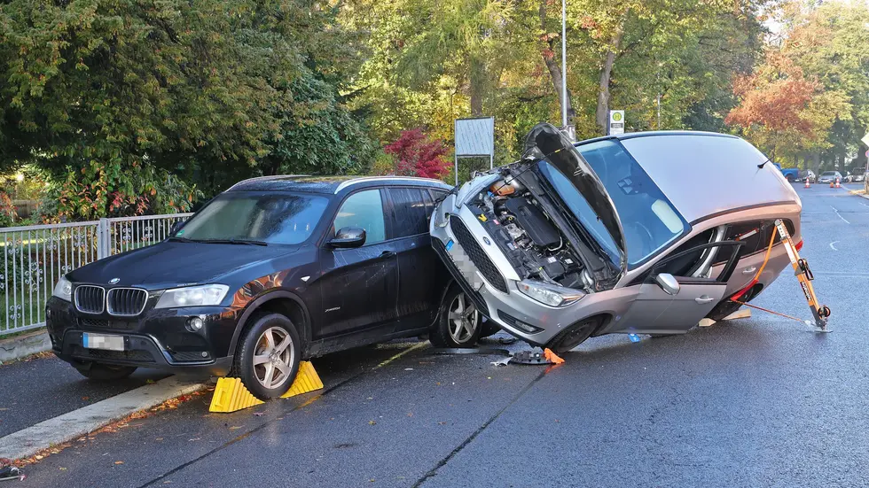 Da das Fahrzeug umzustürzen drohte, sicherte es die Freiwillige Feuerwehr Limbach-Oberfrohna und befreite den Fahrer aus dem Pkw. Da das Fahrzeug umzustürzen drohte, sicherte es die Freiwillige Feuerwehr Limbach-Oberfrohna und befreite den Fahrer aus dem Pkw.