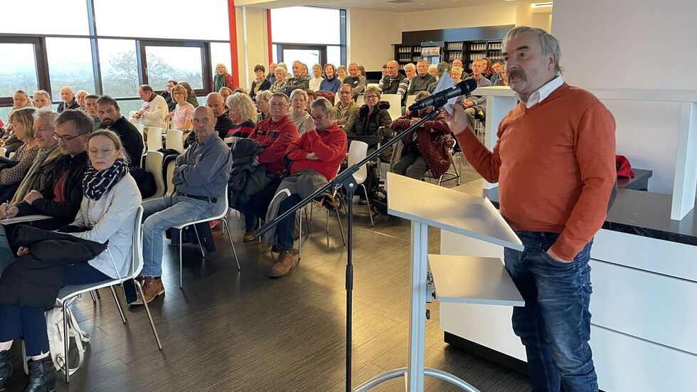 Dieser Eckersbacher machte den Anfang. Anderthalb Stunden wurde gefragt, kritisiert und versucht, Antworten zu geben und Verständnis zu gewinnen.