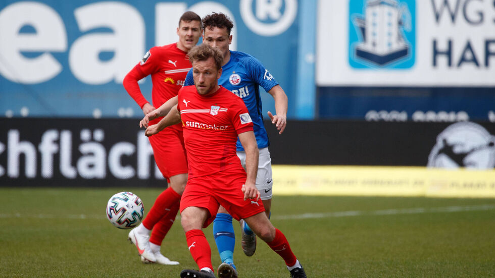 Mike Könnecke im Zweikampf gegen Rostocks Lukas Scherff 