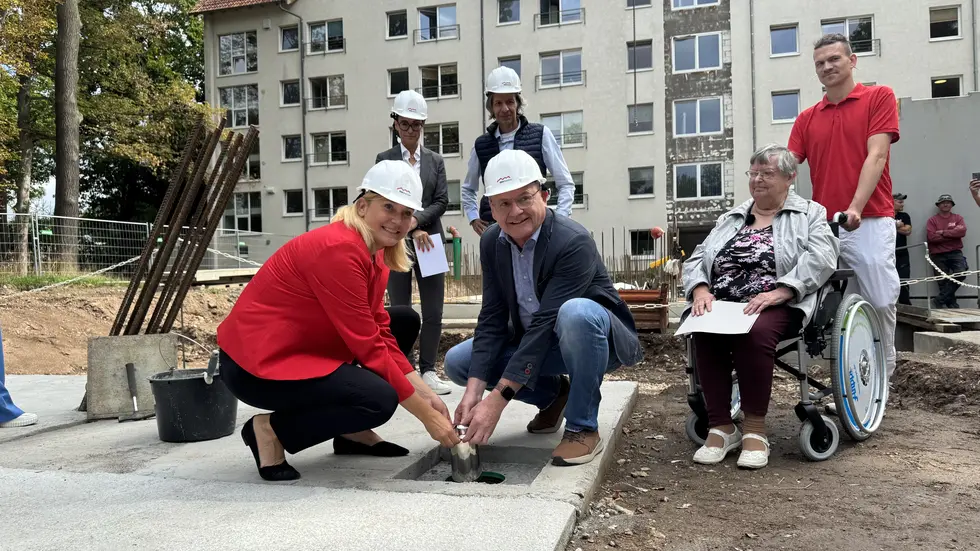 Oberbürgermeisterin Constance Arndt und SSH-Geschäftsführer Jens Geigenmüller lassen die Zeitkapsel in die Öffnung hinabgleiten. Oberbürgermeisterin Constance Arndt und SSH-Geschäftsführer Jens Geigenmüller lassen die Zeitkapsel in die Öffnung hinabgleiten.