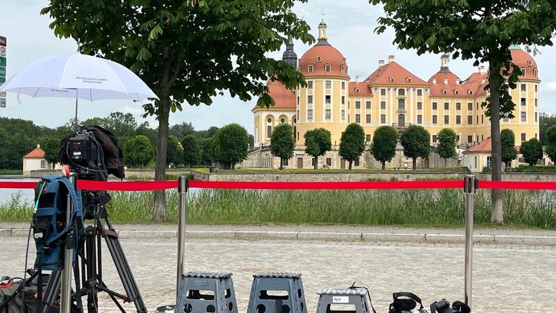Schloss Moritzburg kurz vor dem Eintreffen des hohen Besuches.