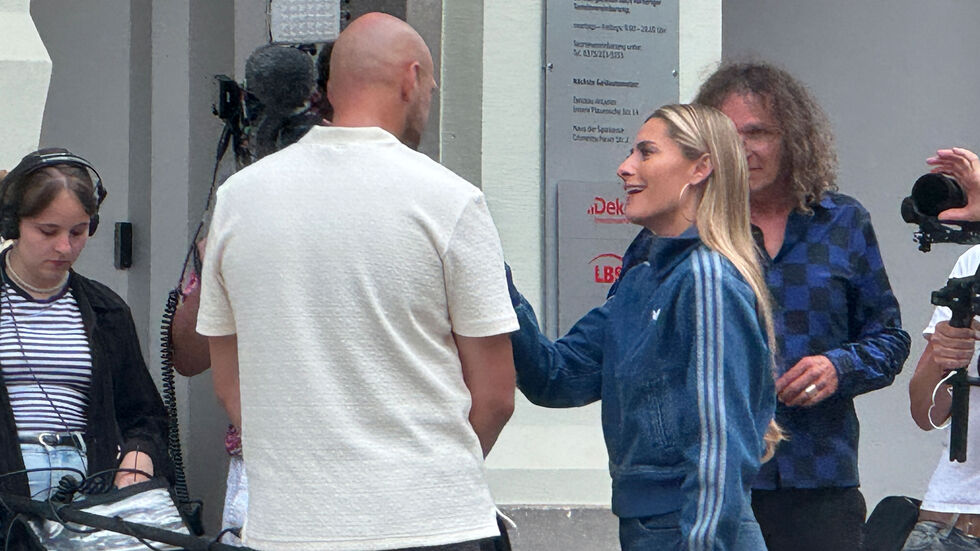 Interview vor der neuen Sparkassenfiliale auf der Münzstraße Interview vor der neuen Sparkassenfiliale auf der Münzstraße