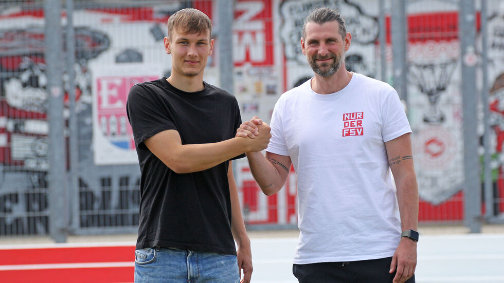 Jonas Dittrich und Robin Lenk vor dem E5-Fanbock.