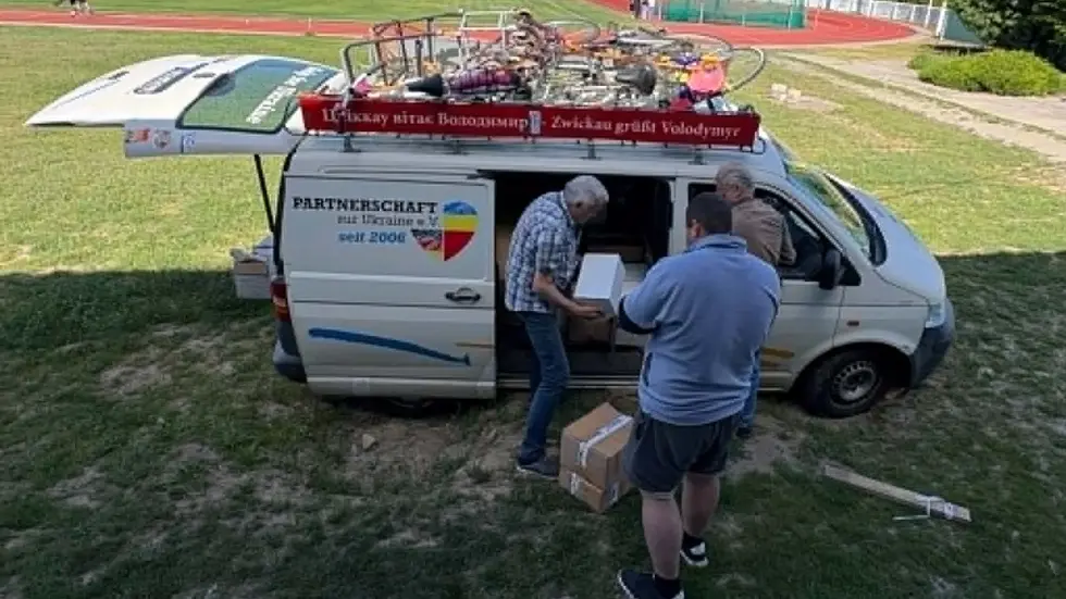 Die Helfer beim Entladen der Spenden. Die Helfer beim Entladen der Spenden.