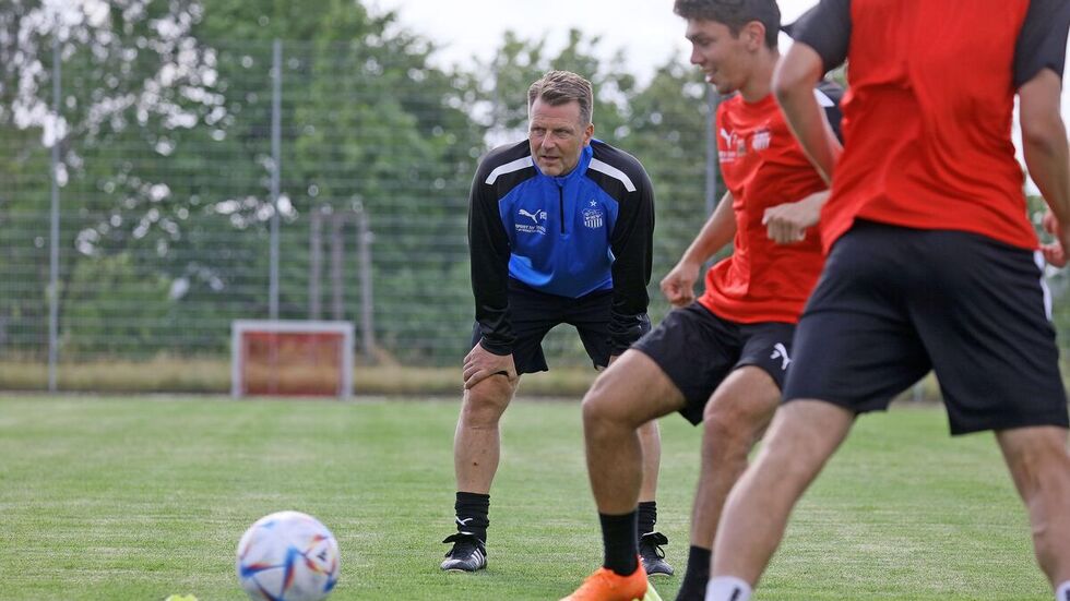 Rico Schmitt (hinten) beim Coachen auf dem Trainingsplatz