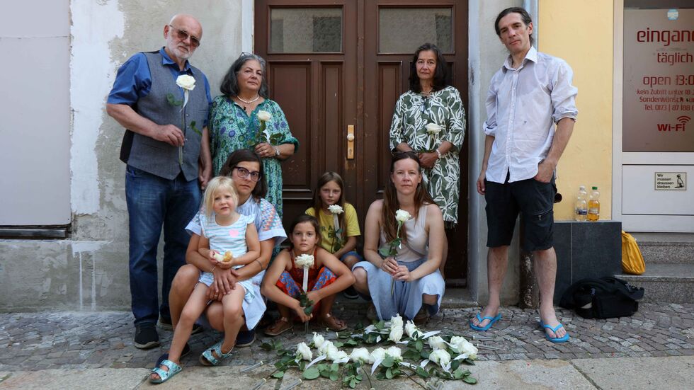 Monica Mühleise (stehend 2.v.l.) und Marjorie Mühleise Danzer (stehend 2.v.r.) mit ihren Familien. Die beiden sind die Urenkelinnen von Martha Ringer.