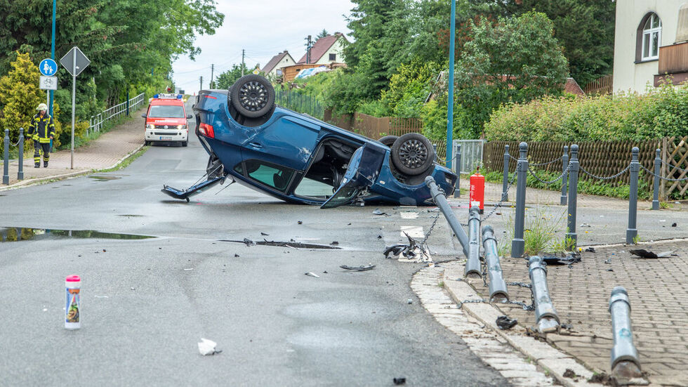 Neben Polizei und Rettungsdienst kam auch die Freiwillige Feuerwehr Oelsnitz mit 15 Kameraden zum Einsatz. © André März Neben Polizei und Rettungsdienst kam auch die Freiwillige Feuerwehr Oelsnitz mit 15 Kameraden zum Einsatz. © André März