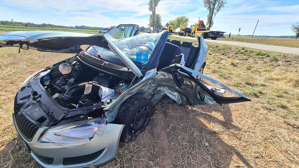 Das Dach des Skoda musste aufgeschnitten werden, um den verletzten 84-Jährigen zu befreien. Das Dach des Skoda musste aufgeschnitten werden, um den verletzten 84-Jährigen zu befreien.