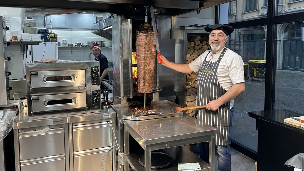 Mehmet Kaplan an seinem Dönergrill. Mehmet Kaplan an seinem Dönergrill.