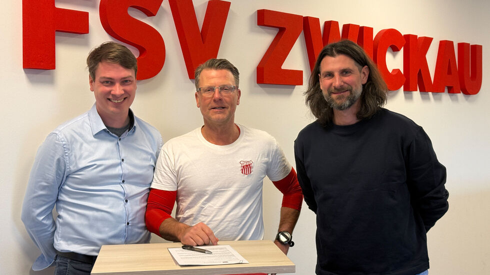 Vorstandschef André Beuchold, FSV-Coach Rico Schmitt und Sportdirektor Robin Lenk (v.l.n.r.) 