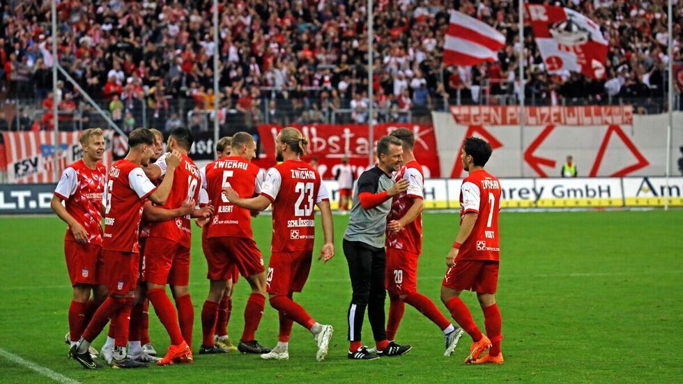 Die Mannschaft feiert ihren ersten Saisonsieg. Die Mannschaft feiert ihren ersten Saisonsieg.
