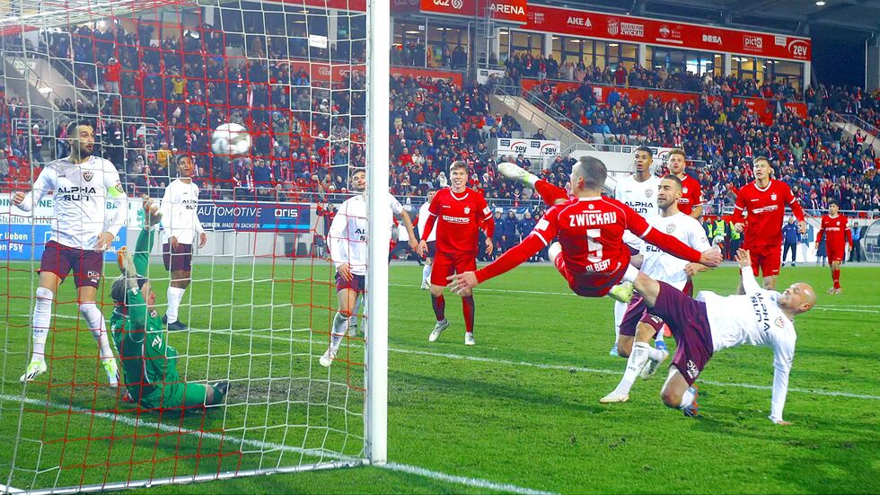 Der Moment der Entscheidung: Lucas Albert netzt per Seitfallzieher zum Zwickauer Sieg ein.