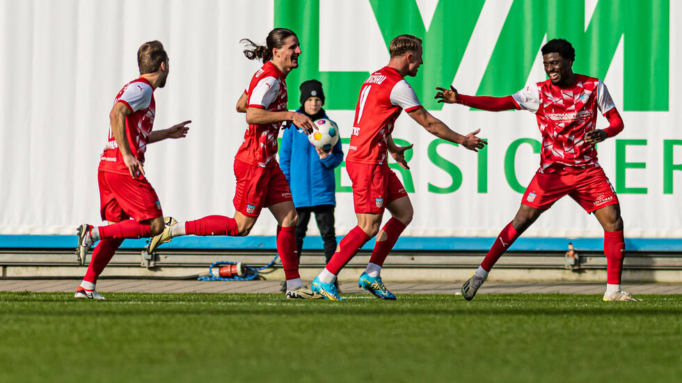 Lloyd Addu Kuffour (re.) beim Torjubel in Rostock Lloyd Addu Kuffour (re.) beim Torjubel in Rostock