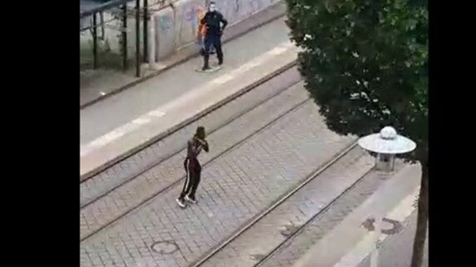 Screenshot von Video, das in den sozialen Netzwerken kursiert: Der Mann aus Gambia in Boxer-Pose, oben im Bild ein Polizist.  