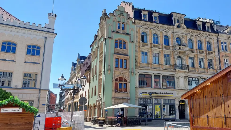 Bei den Häuserfassaden am Hauptmarkt herauszustechen ist wahrlich eine Kunst. Dem Schmalen Handtuch gelingt das Kunststück. Bei den Häuserfassaden am Hauptmarkt herauszustechen ist wahrlich eine Kunst. Dem Schmalen Handtuch gelingt das Kunststück.