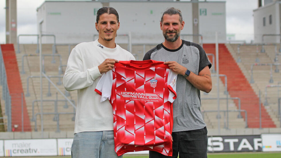 Veron Dobruna trägt beim FSV die Rückennummer 28. Rechts im Bild ist Sportdirektor Robin Lenk. Veron Dobruna trägt beim FSV die Rückennummer 28. Rechts im Bild ist Sportdirektor Robin Lenk.