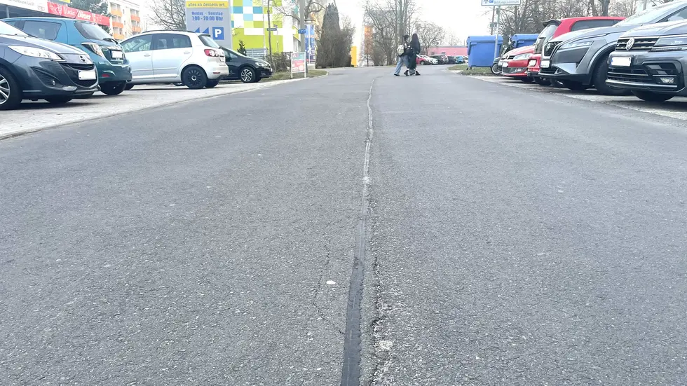 Risse in der Nähe der Kreuzung Salutstraße