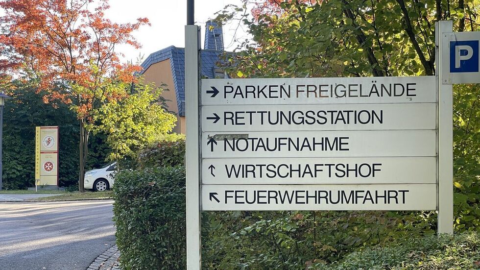 Wegweiser vor HBK in Kirchberg Wegweiser vor HBK in Kirchberg