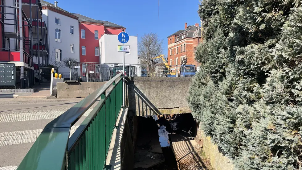 Die Platte dieser Brücke wird in der zweiten Jahreshälfte ausgetauscht. Die Platte dieser Brücke wird in der zweiten Jahreshälfte ausgetauscht.