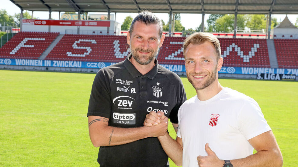 Der neue Sportdirektor Robin Lenk mit seiner ersten Verpflichtung: Mike Könnecke bleibt. Der neue Sportdirektor Robin Lenk mit seiner ersten Verpflichtung: Mike Könnecke bleibt.