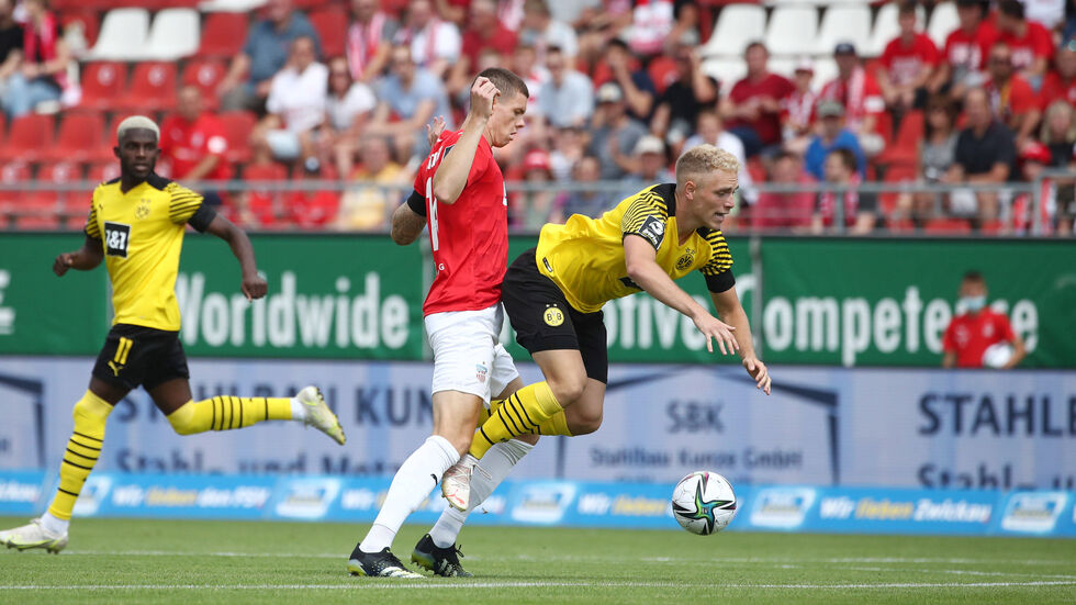 FSV-Spieler Max Reinthaler im Zweikampf mit BVB-Spieler Timo Bornemann 