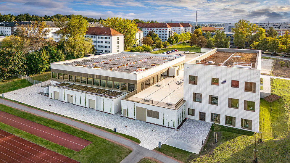 Der neue Labor- und Sporthallenkomplex befindet sich mitten auf dem Campus und ist auch von den Studierendenwohnheimen aus schnell zu erreichen. Der neue Labor- und Sporthallenkomplex befindet sich mitten auf dem Campus und ist auch von den Studierendenwohnheimen aus schnell zu erreichen.
