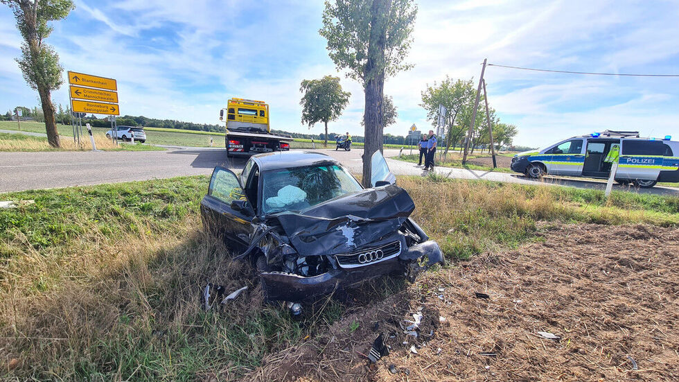 Der 21-jährige Fahrer dieses Audi blieb unverletzt. Der 21-jährige Fahrer dieses Audi blieb unverletzt.