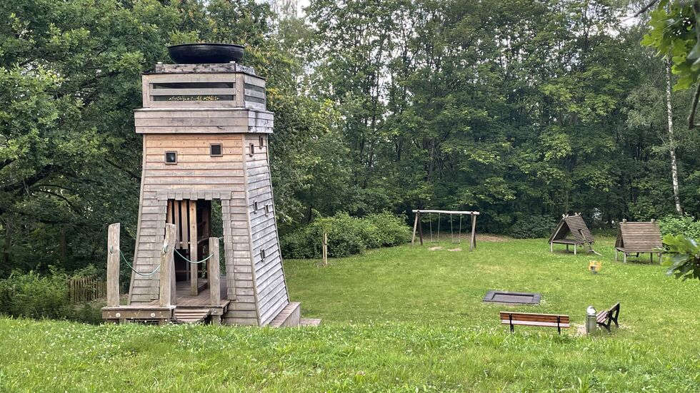 Das Vorbild dieses Kletterturms war 13 Meter hoch und hatte eine Feuerschale mit einem Durchmesser von knapp vier Metern. 