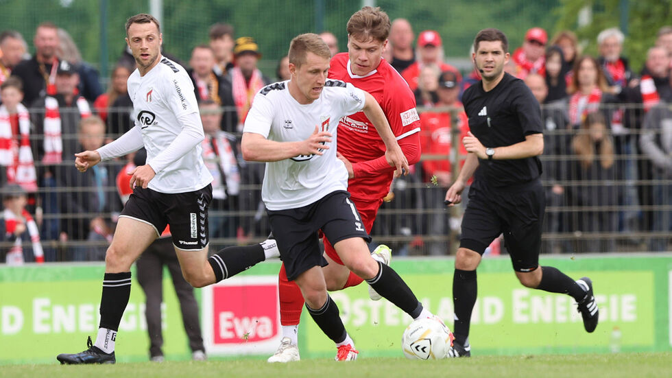Daniel Haubner bedrängt von FSV-Abwehrspieler Kilian Senkbeil. 