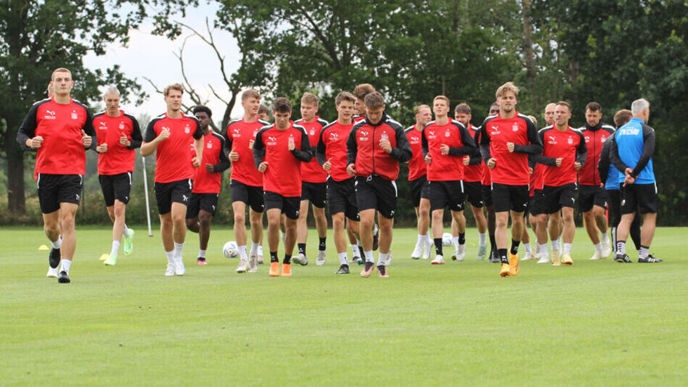 FSV-Spieler und Probekicker laufen sich warm. 