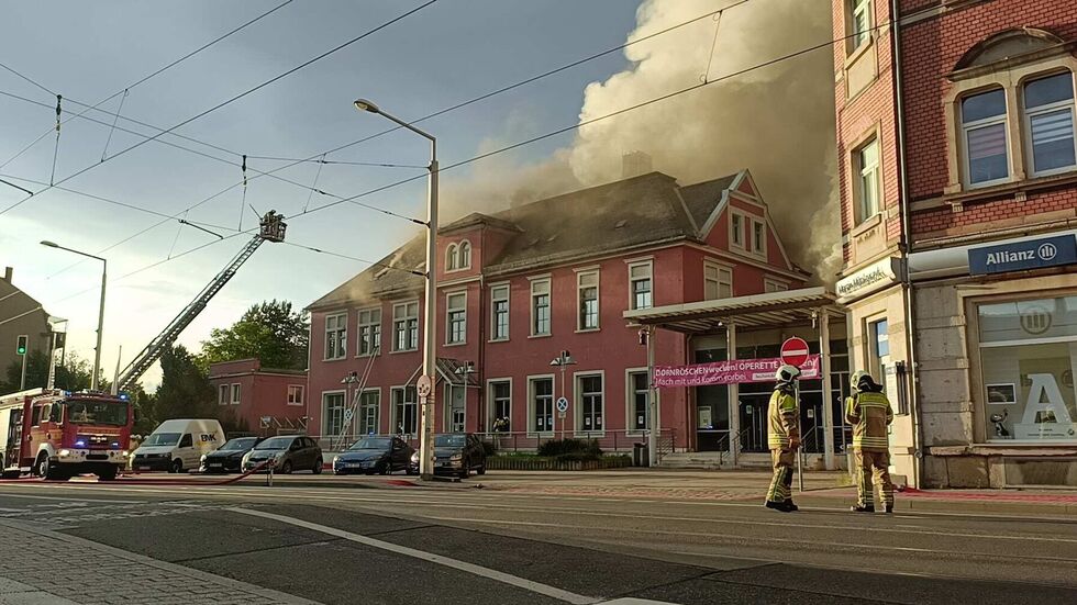 War es Brandstiftung? Nach dem verheerenden Feuer in der alten Staatoperette läuft nun die Suche nach der Brandursache.