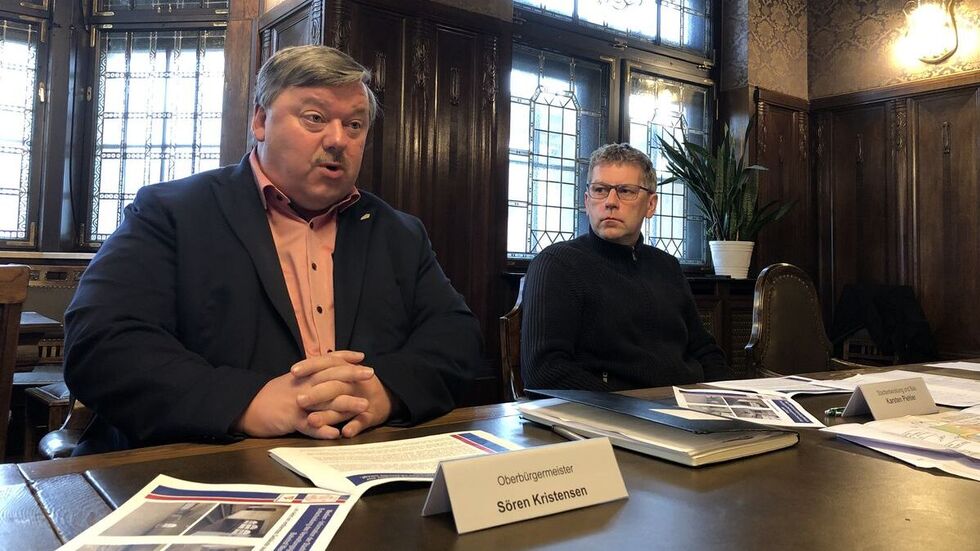 OB Sören Kristensen (l.) und Karsten Piehler, zuständig für Stadtentwicklung und Bau, beim Pressegespräch im Rathaus