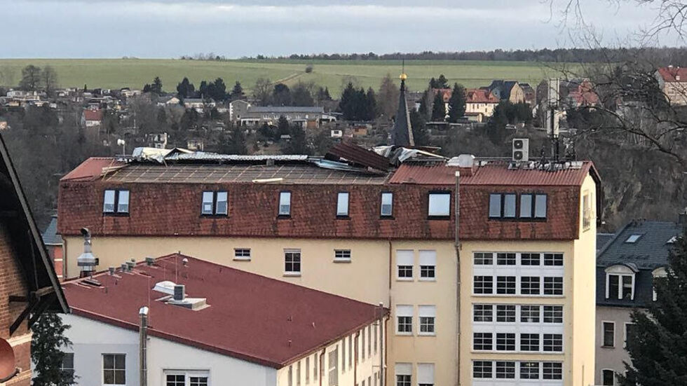 Eine heftige Sturmböe hat das Dach vom Schützenhaus in Wilkau-Haßlau komplett zerstört. (c) Sandra Schmidt Eine heftige Sturmböe hat das Dach vom Schützenhaus in Wilkau-Haßlau komplett zerstört. (c) Sandra Schmidt