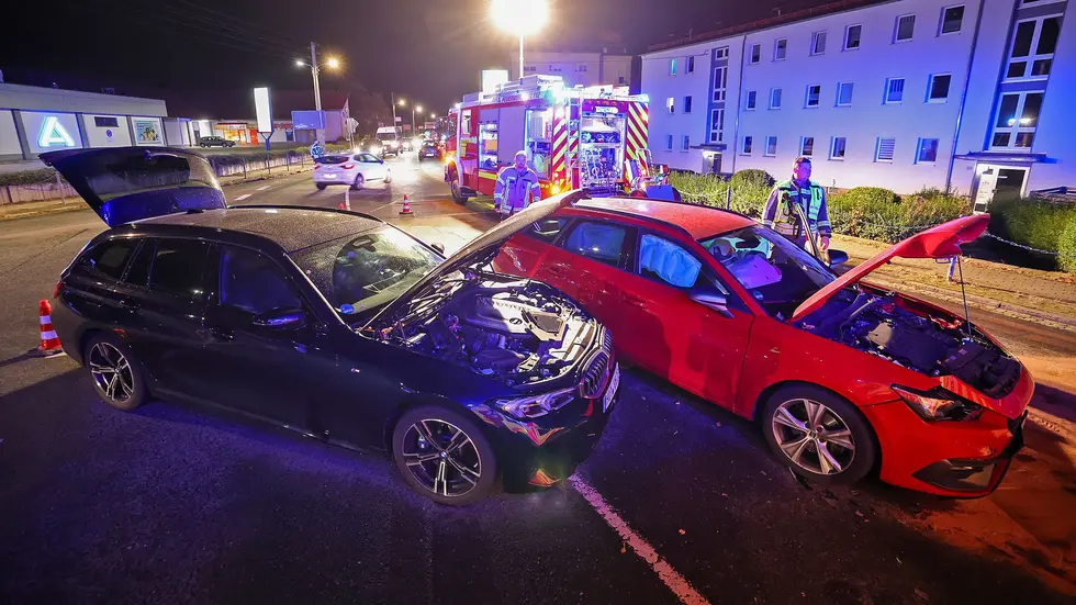 Beide Autos mussten abgeschleppt werden. Beide Autos mussten abgeschleppt werden.