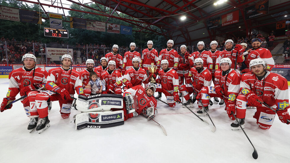 Die Eispiraten jubeln mit dem Siegerpokal. 