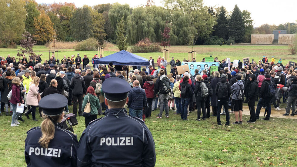 Unter Polizeibewachung wurde der Gedenkort eingeweiht. © Ralph Köhler/propicture Unter Polizeibewachung wurde der Gedenkort eingeweiht. © Ralph Köhler/propicture