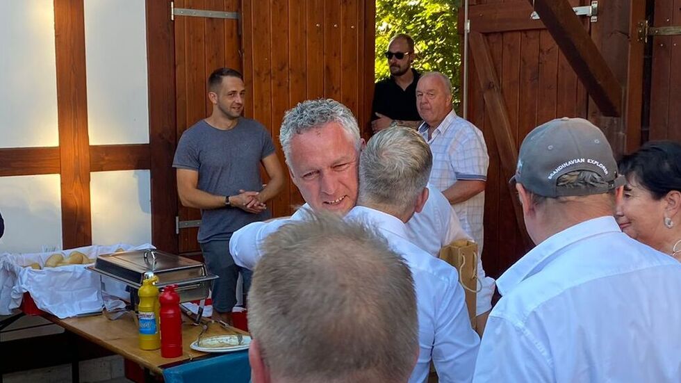 Carsten Michaelis nimmt erste Glückwünsche entgegen.