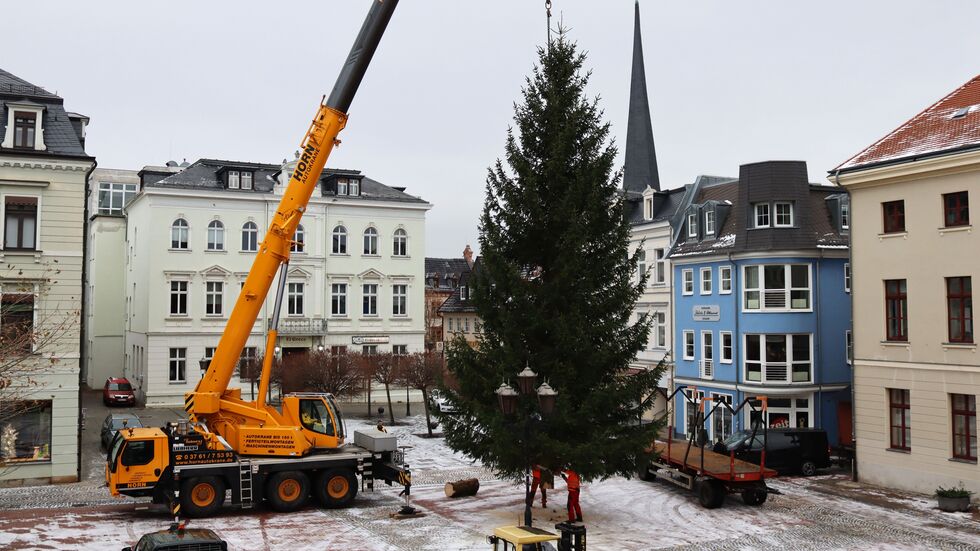 Aufstellen des Crimmitschauer Weihnachtsmarktes