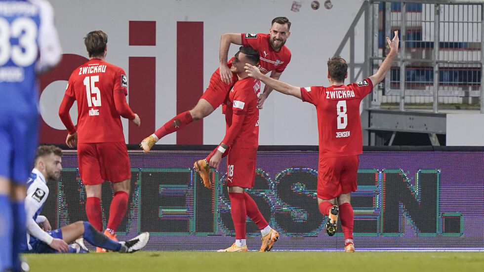 Der FSV jubelt mit Matchwinner Morris Schröter über den 2:1-Sieg 