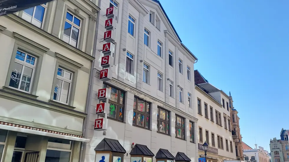 Die Palastbar befand sich in der Hauptstraße nahe des Hauptmarkts. Das Schild prangt noch an der Fassade. Die Palastbar befand sich in der Hauptstraße nahe des Hauptmarkts. Das Schild prangt noch an der Fassade.