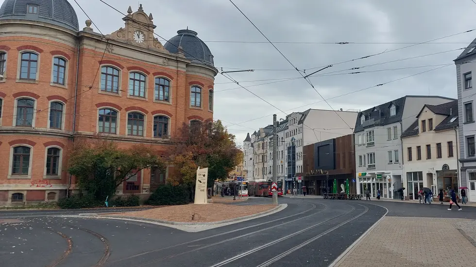 Seit August ziert die „Stele der Mitmenschlichkeit" das Zentrum des Georgenplatzes. Seit August ziert die „Stele der Mitmenschlichkeit" das Zentrum des Georgenplatzes.